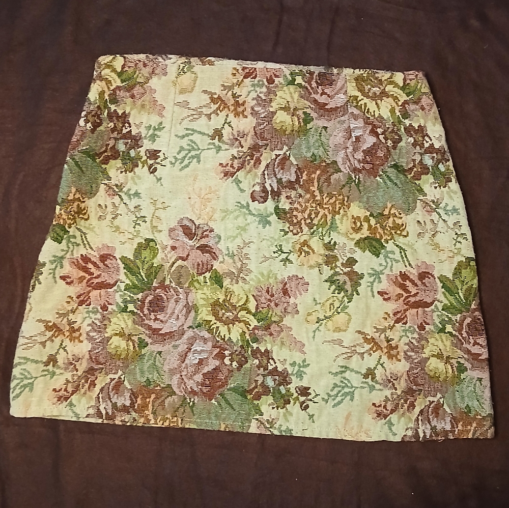 Sweet mini skirt with floral detailing!!